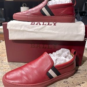 Men’s belly slippers size 8 1/2 in dark red